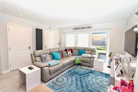 3 bedroom townhouse for sale, Chaucer Grove, Borehamwood