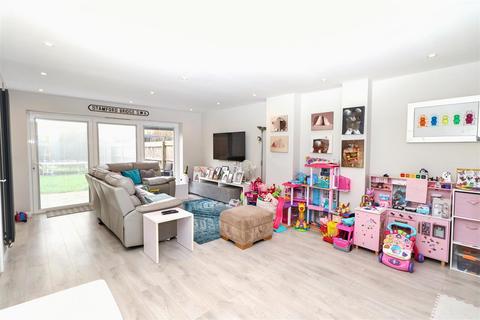 3 bedroom townhouse for sale, Chaucer Grove, Borehamwood