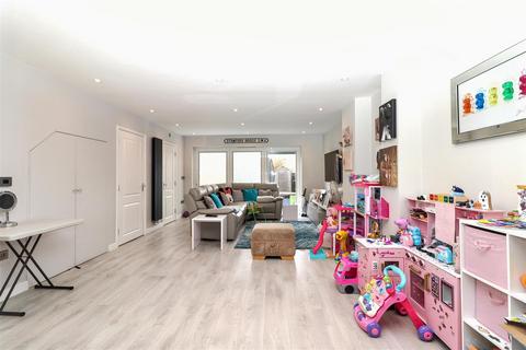 3 bedroom townhouse for sale, Chaucer Grove, Borehamwood