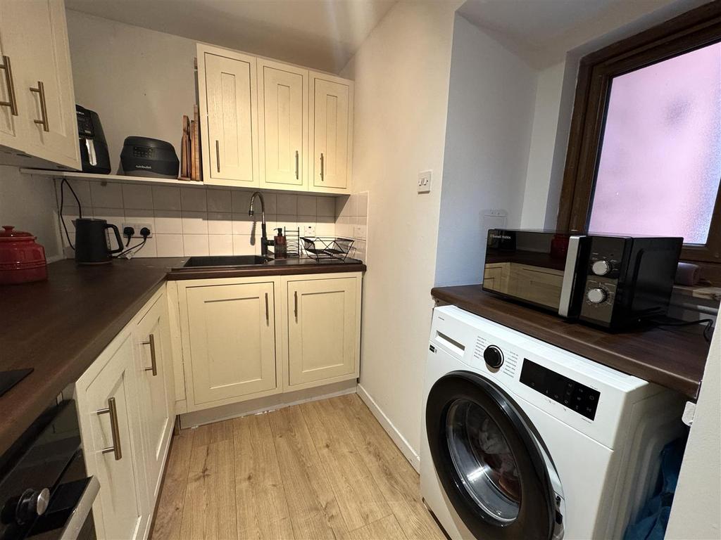 Kitchen 2.jpg