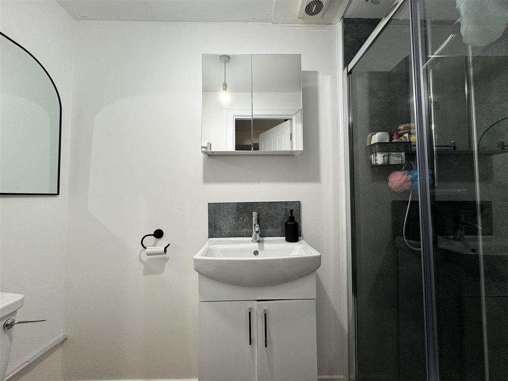 Bathroom 2.jpg