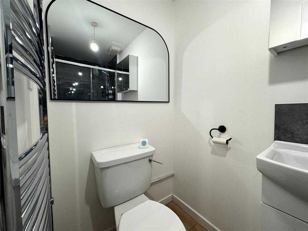Bathroom 1.jpg