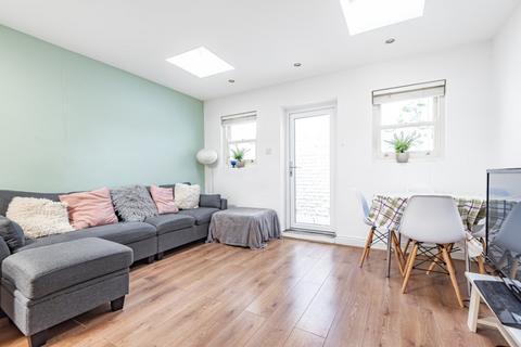 3 bedroom flat for sale, Landor Road, Clapham, London, SW9
