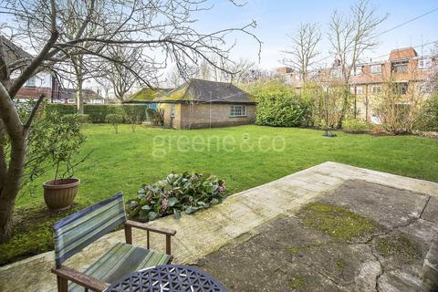 2 bedroom apartment to rent, Denison Close London N2