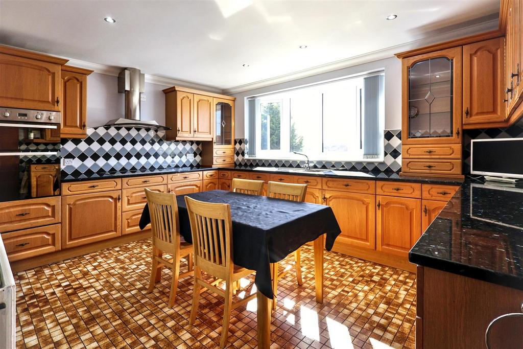 Fraser Road Carlton, Nottingham, NG4 1 NQ