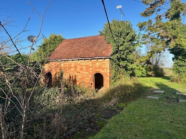 38 Hinton outbuilding.jpg