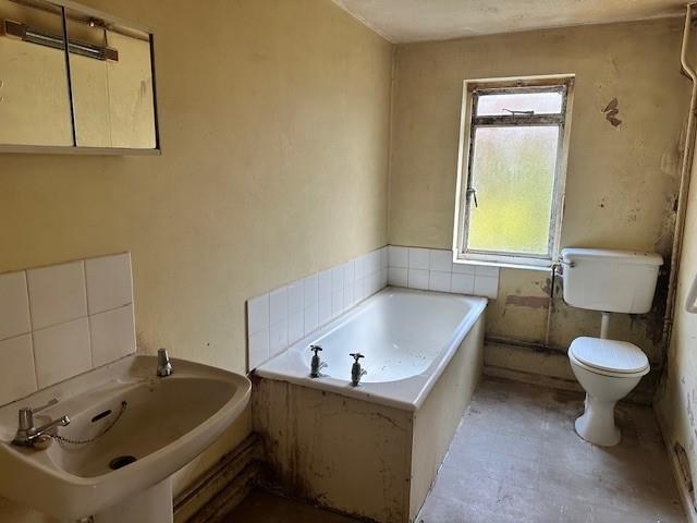 38 Hinton bathroom.jpg