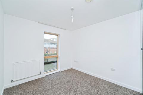 2 bedroom flat to rent, Trout Road, Yiewsley, West Drayton, UB7