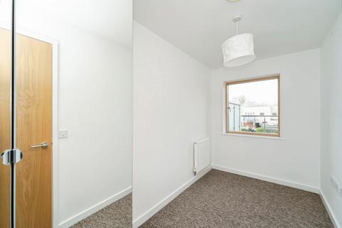 2 bedroom flat to rent, Trout Road, Yiewsley, West Drayton, UB7