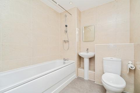 2 bedroom flat to rent, Trout Road, Yiewsley, West Drayton, UB7
