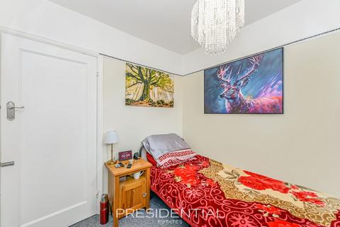 2 bedroom flat for sale, Chalford Walk, Woodford Green IG8