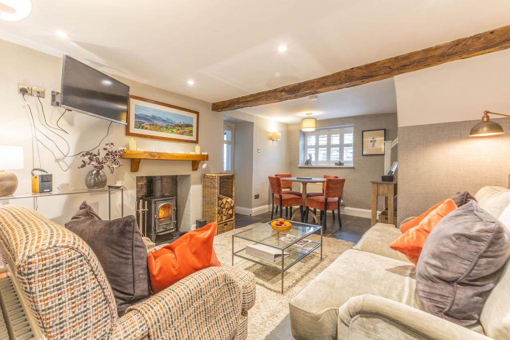 Sitting/dining room
