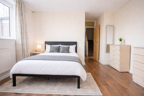 undefined, Liverpool L6