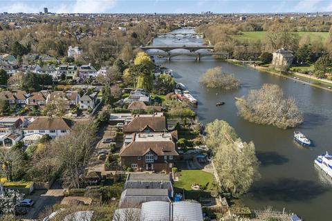 undefined, Ducks Walk, East Twickenham, TW1