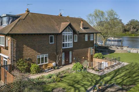 undefined, Ducks Walk, East Twickenham, TW1