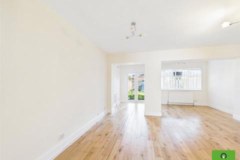 5 bedroom semi-detached house to rent, Romford RM1
