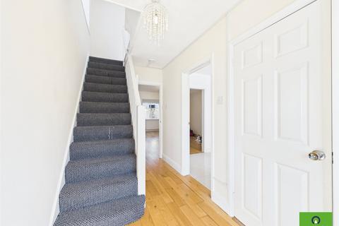5 bedroom semi-detached house to rent, Romford RM1