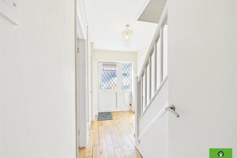 5 bedroom semi-detached house to rent, Romford RM1