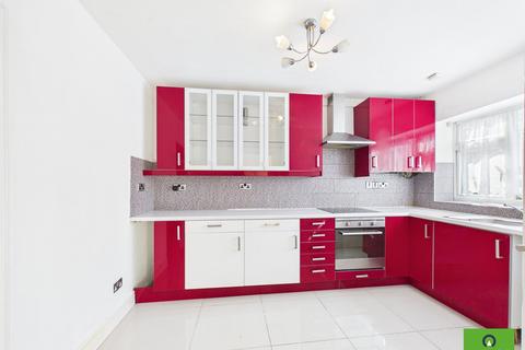 5 bedroom semi-detached house to rent, Romford RM1