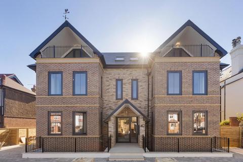 3 bedroom flat to rent, Creswick Road, London W3
