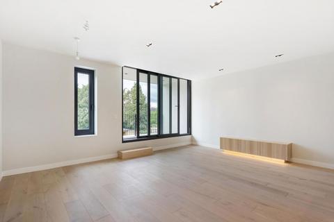3 bedroom flat to rent, Creswick Road, London W3