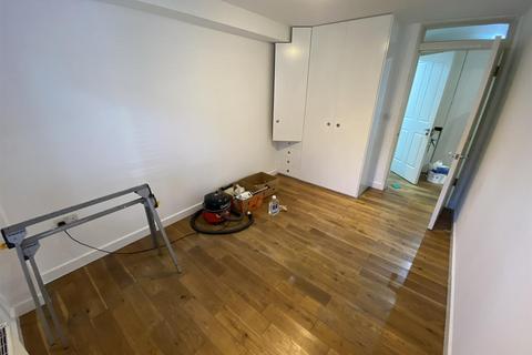 2 bedroom apartment to rent, Woodburn Close, London