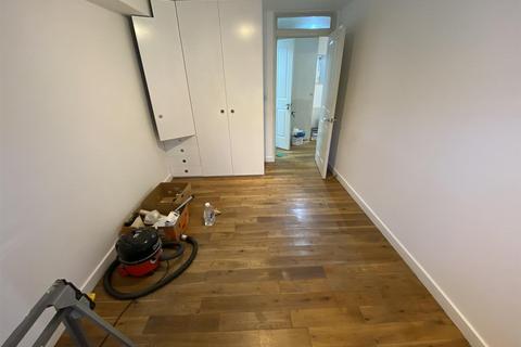 2 bedroom apartment to rent, Woodburn Close, London