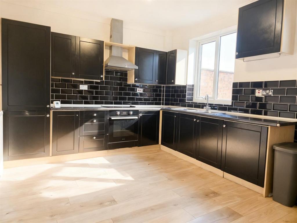 Kitchen 2.jpeg