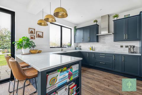 5 bedroom semi-detached house for sale, Queen Elizabeths Drive, Southgate, London, N14