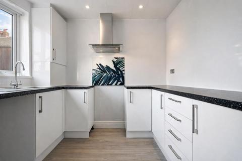 3 bedroom terraced house to rent, Chatsworth Road, Rainhill