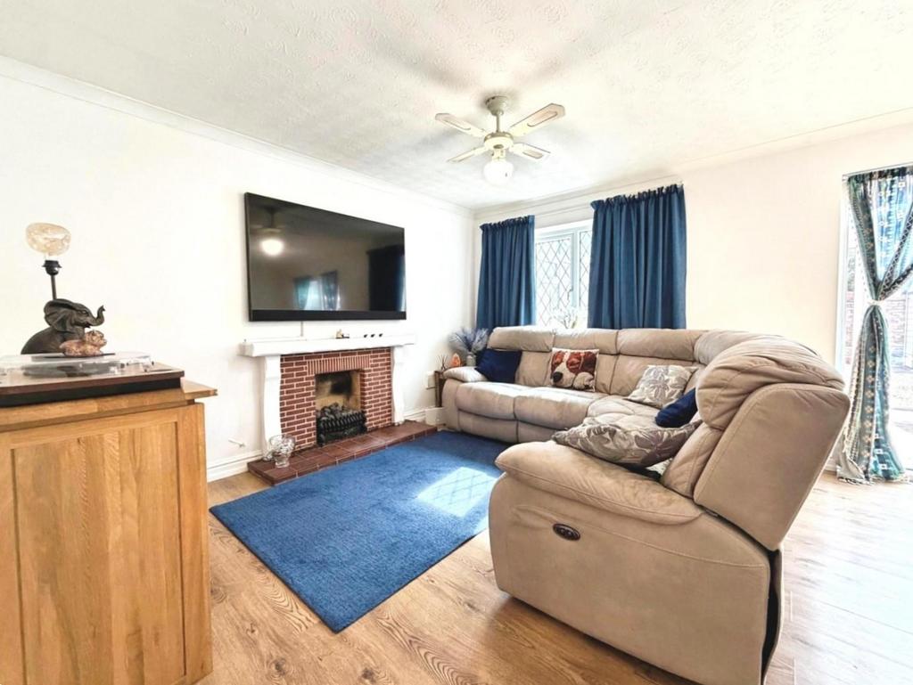 Lounge/ Dining Room