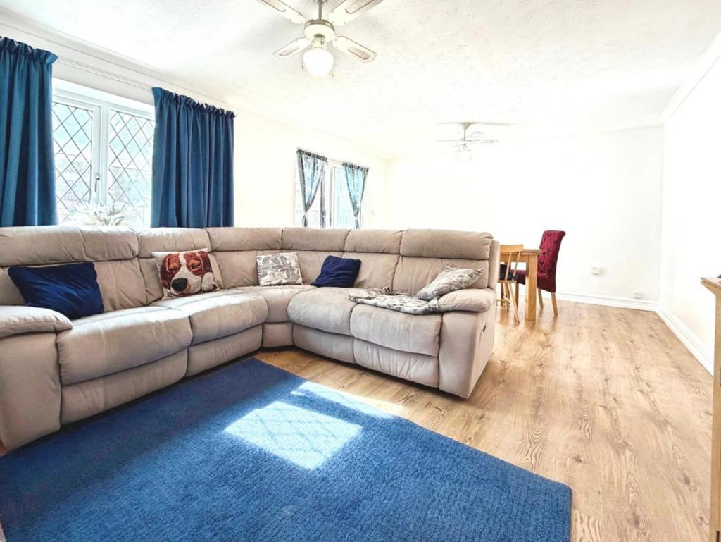 Lounge/ Dining Room