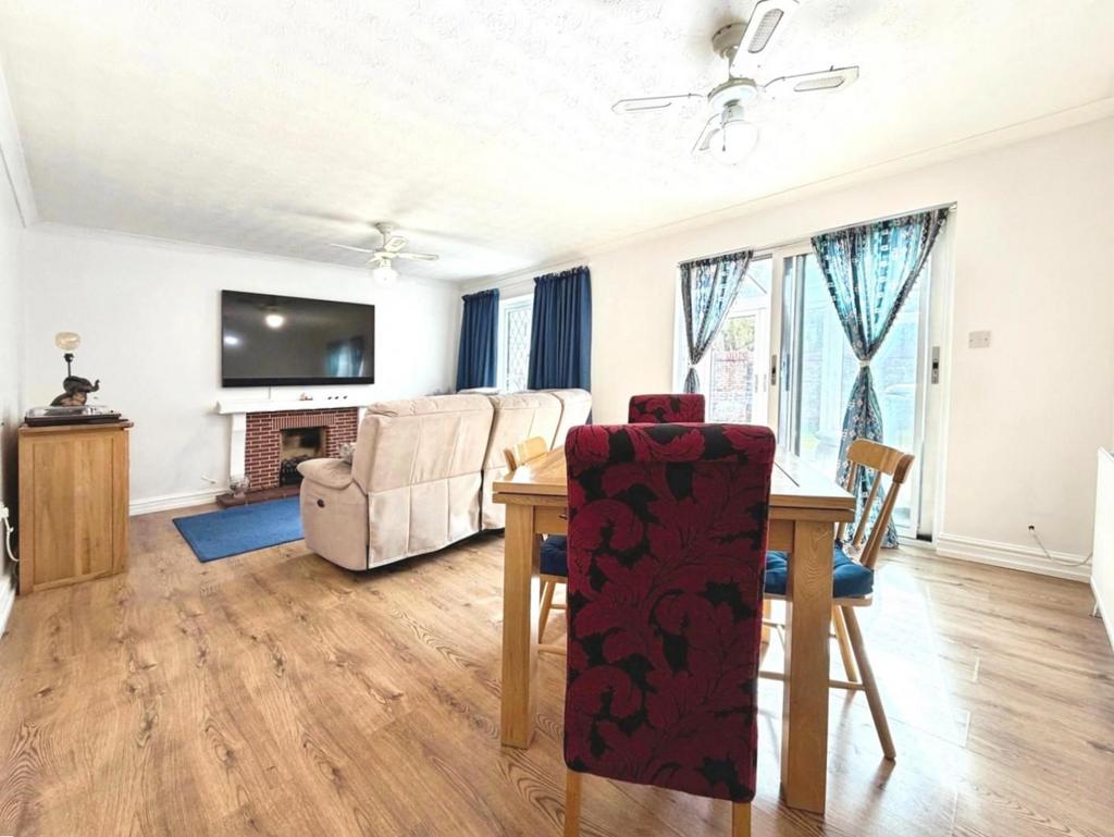 Lounge/ Dining Room