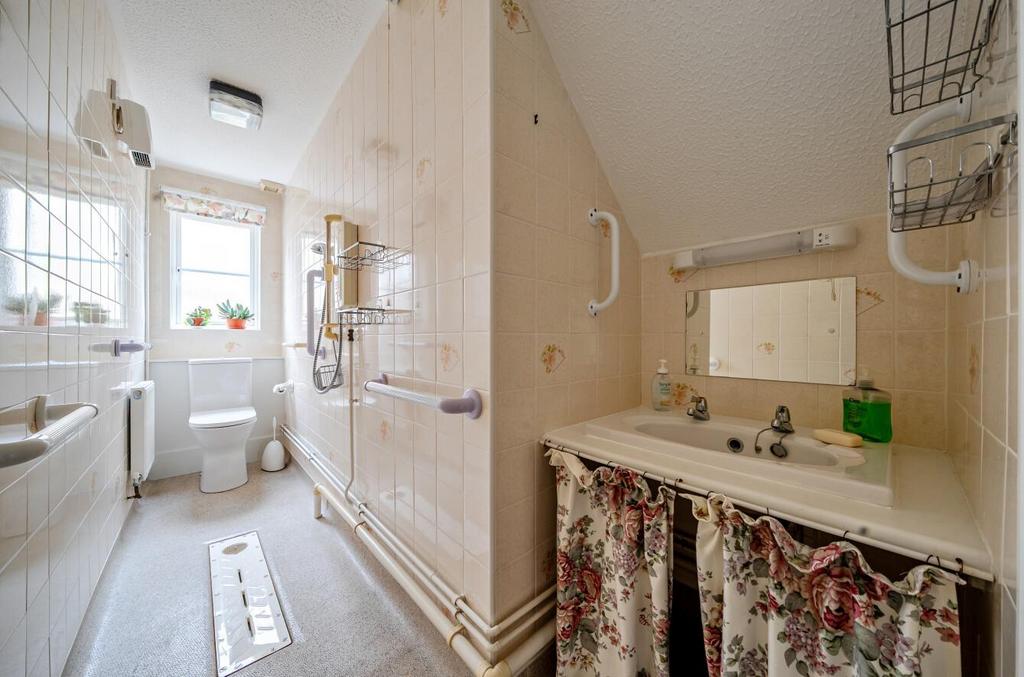 Down Stairs Toilet / Wet Room