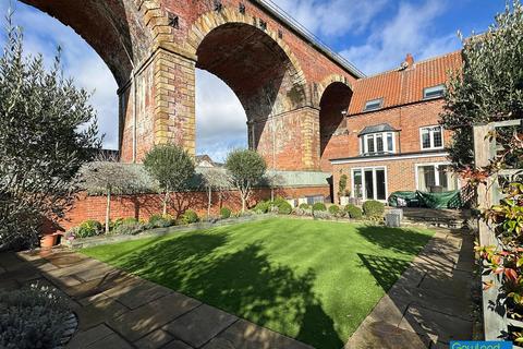 4 bedroom end of terrace house for sale, Low Church Wynd, Yarm TS15 9BA