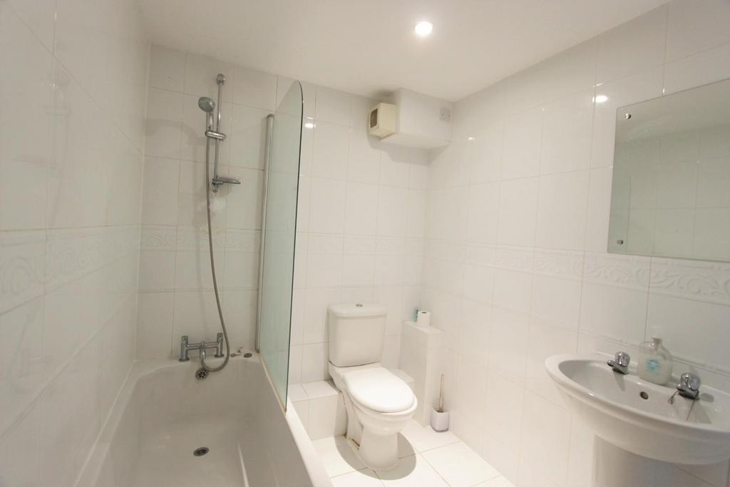 5. bathroom (1).jpg