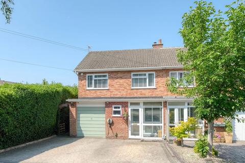 3 bedroom semi-detached house for sale, Birmingham Road, Marlbrook, B61