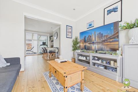 4 bedroom end of terrace house for sale, WOODLANDS ROAD, GILLINGHAM, ME7 2SX