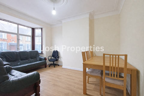 3 bedroom terraced house to rent, Hickling Road, Ilford IG1