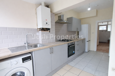 3 bedroom terraced house to rent, Hickling Road, Ilford IG1