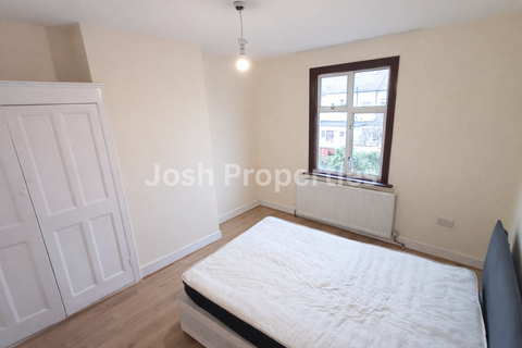 3 bedroom terraced house to rent, Hickling Road, Ilford IG1