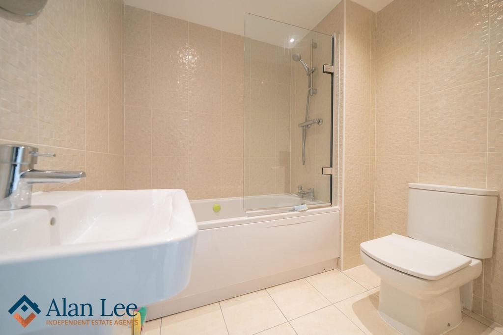 Bathroom (first floor)