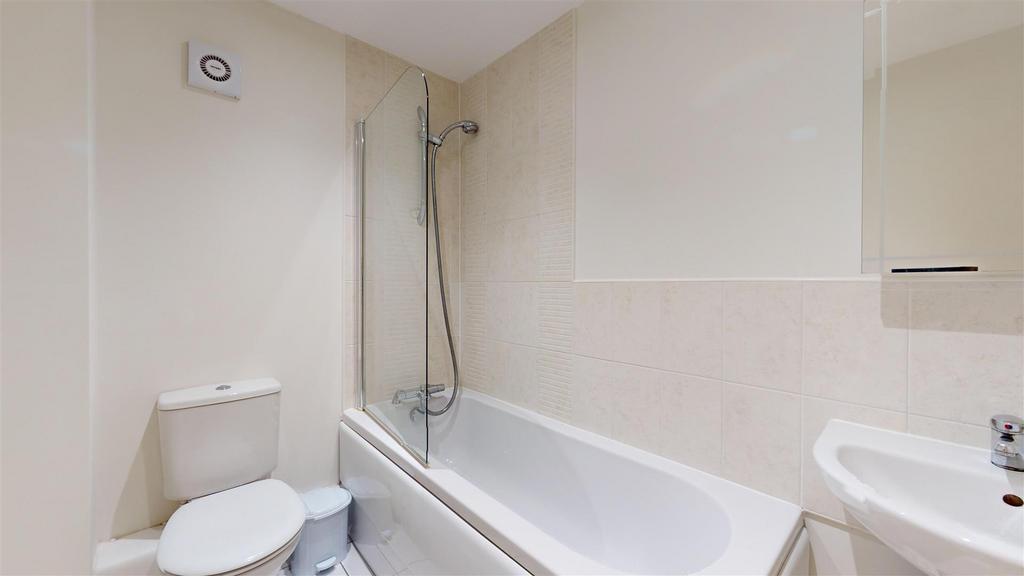 10 St Julian's Mews Bathroom.jpg
