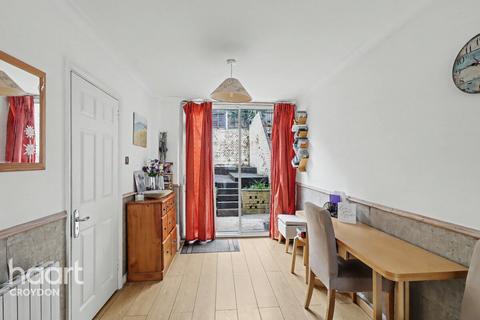 2 bedroom end of terrace house for sale, Lawdons Gardens, Croydon