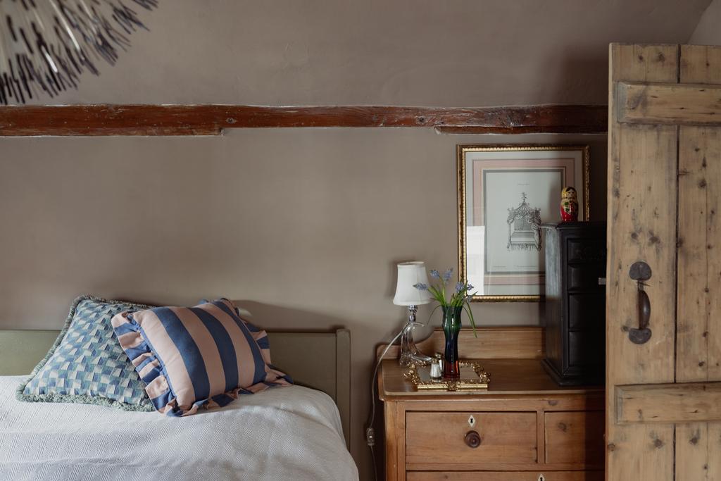 332164 - bedroom5.jpg