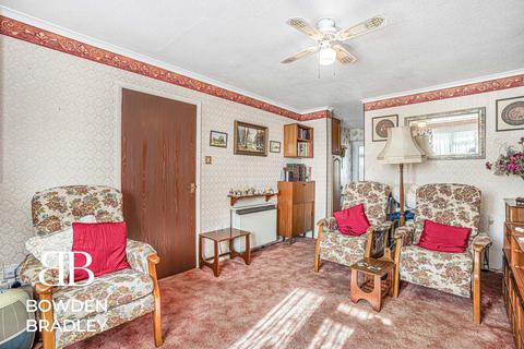 1 bedroom bungalow for sale, Headingley Close, Hainault, IG6