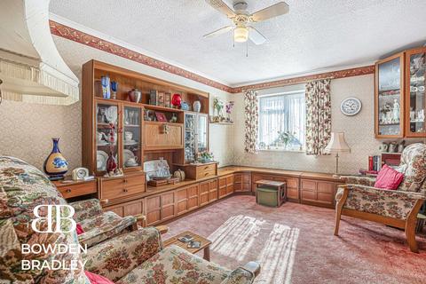 1 bedroom bungalow for sale, Headingley Close, Hainault, IG6