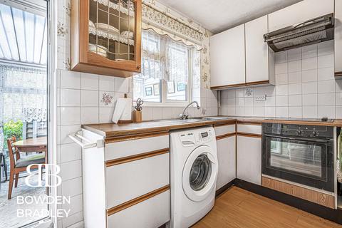 1 bedroom bungalow for sale, Headingley Close, Hainault, IG6