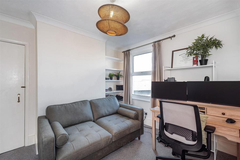 69 Pembury Rd, TN9 2 JF 008.jpg