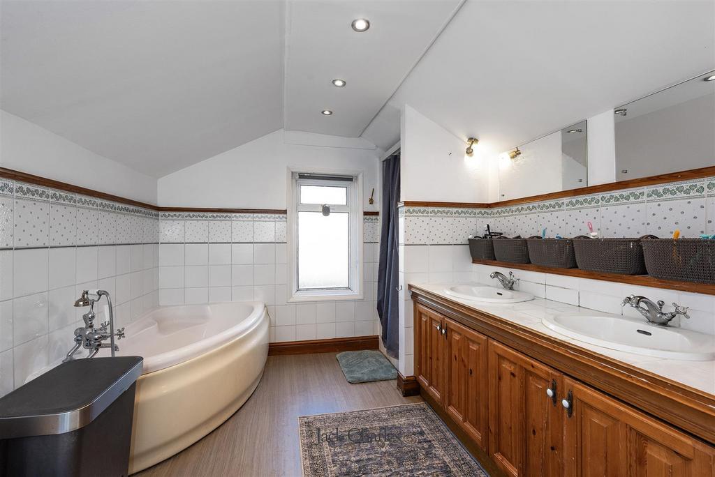69 Pembury Rd, TN9 2 JF 009.jpg